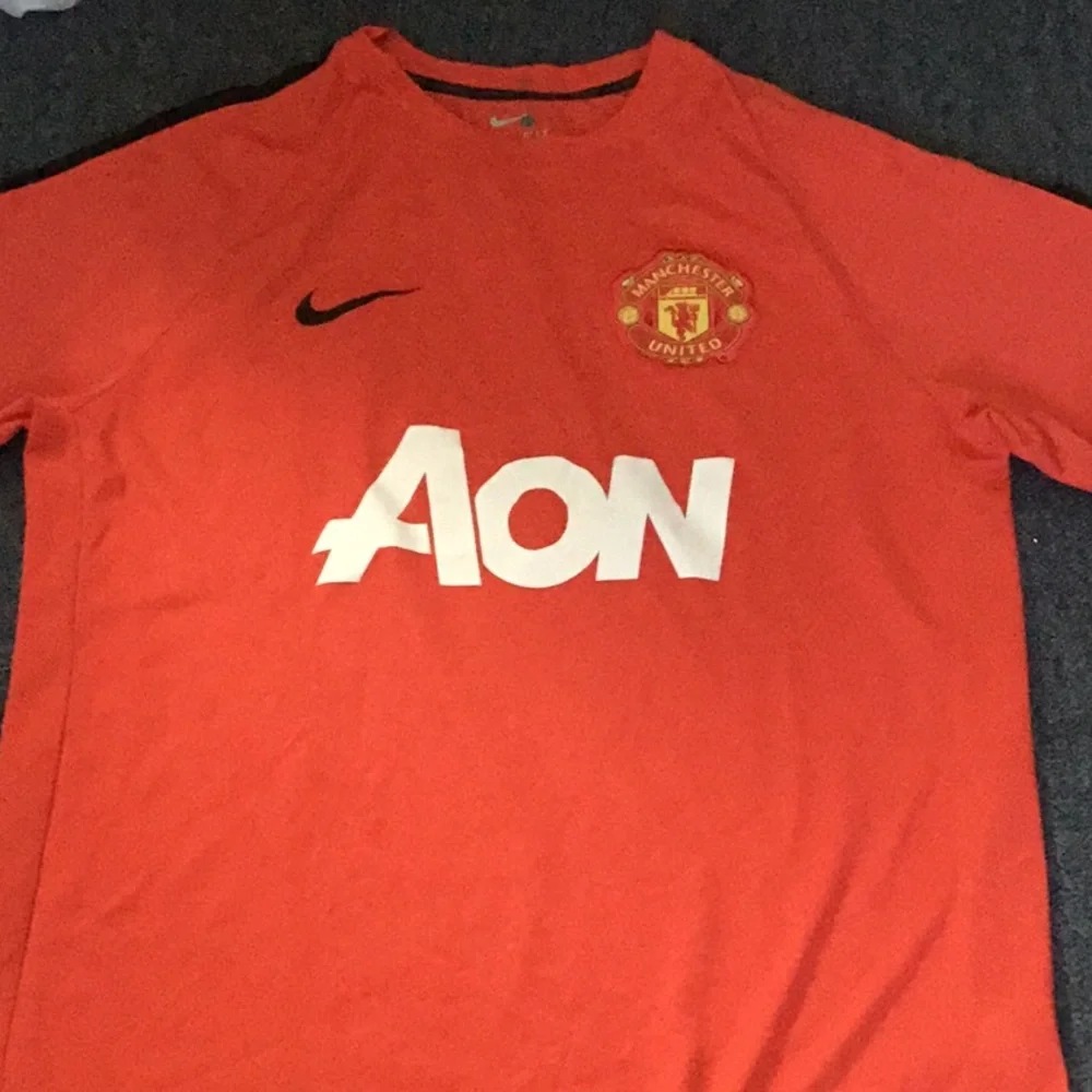 MANCHESTER UNITED JERSEY.